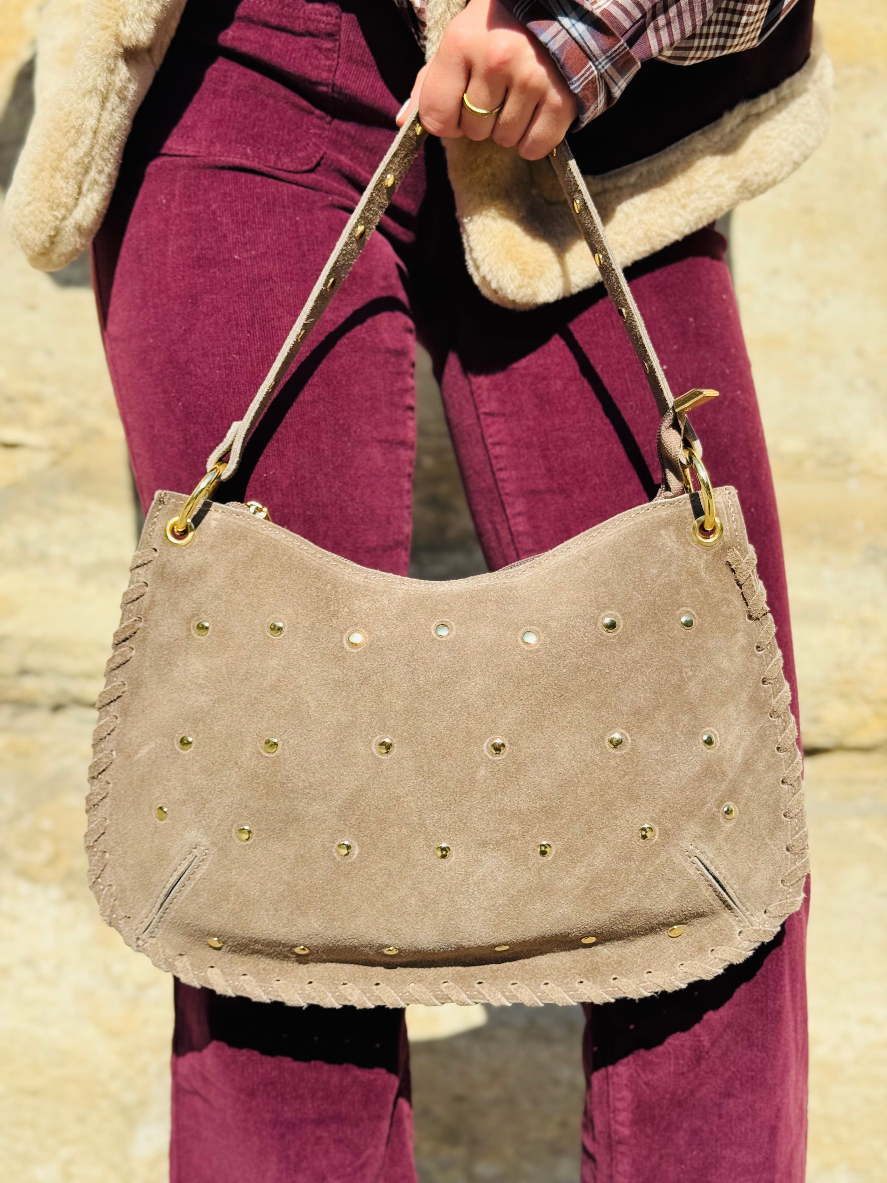 Sac en daim à clous taupe - gros plan