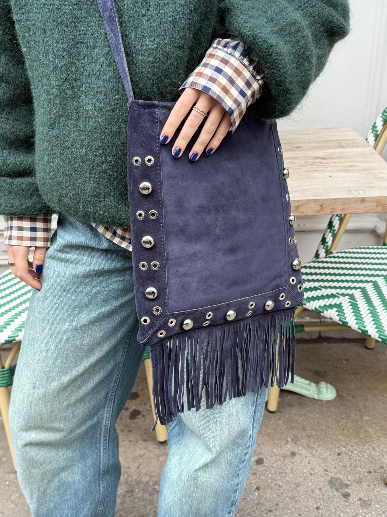 Sac en daim à franges et clous bleu profond vu de face