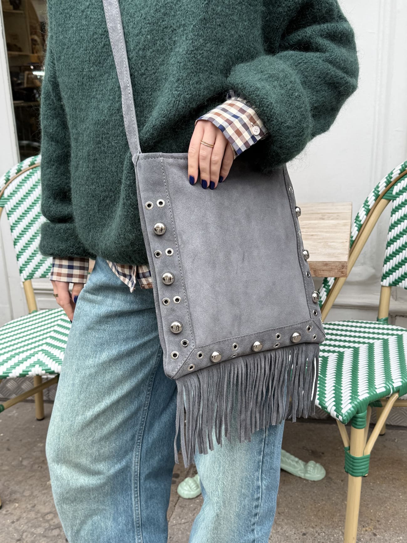 Zoom sac en daim à franges et clous gris 