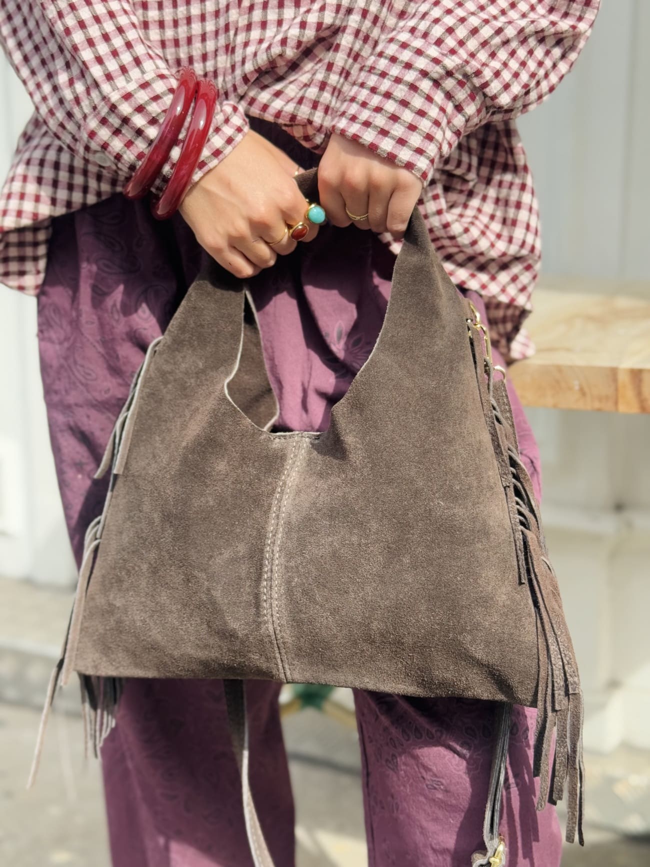 Gros plan sac en daim à franges marron foncé