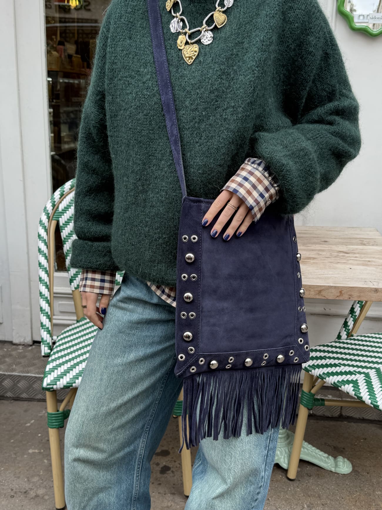 Sac femme rectangulaire en daim bleu à clous et franges vu de face