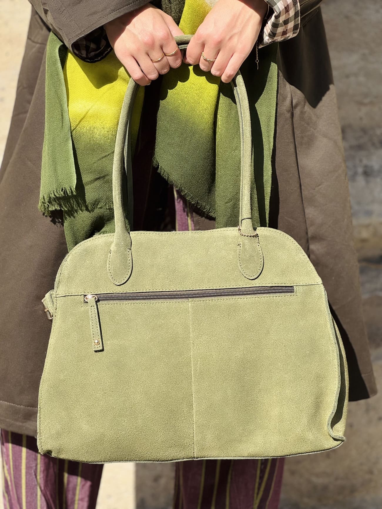 sac en daim kaki vue de dos