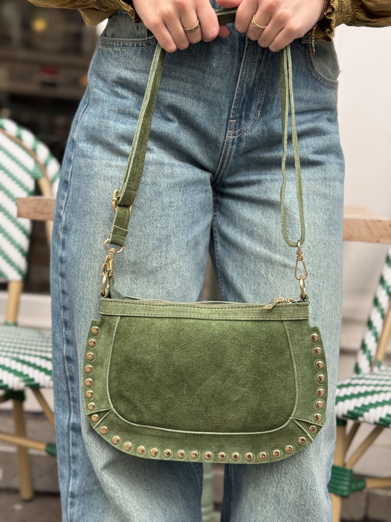 sac en daim vert à clous 