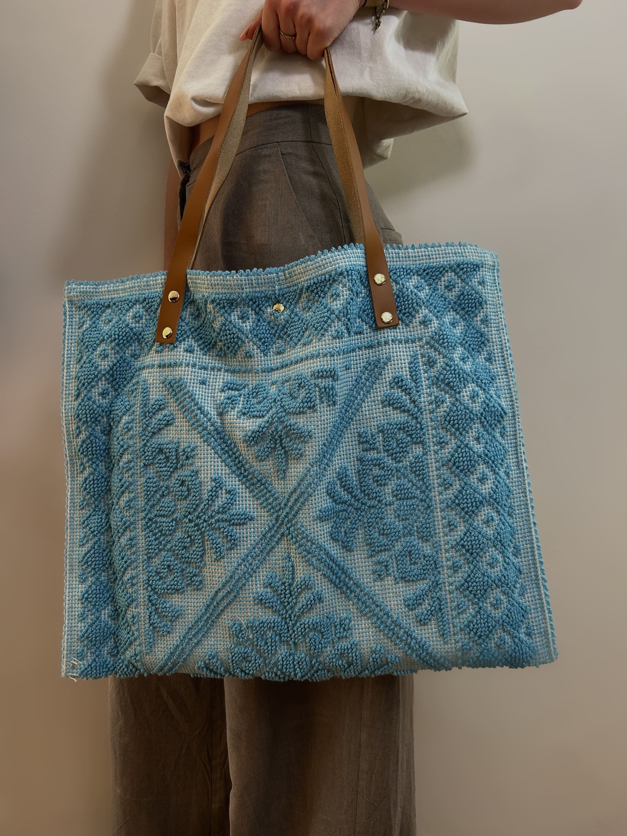 Sac en éponge à motif relief esprit sixties bleu