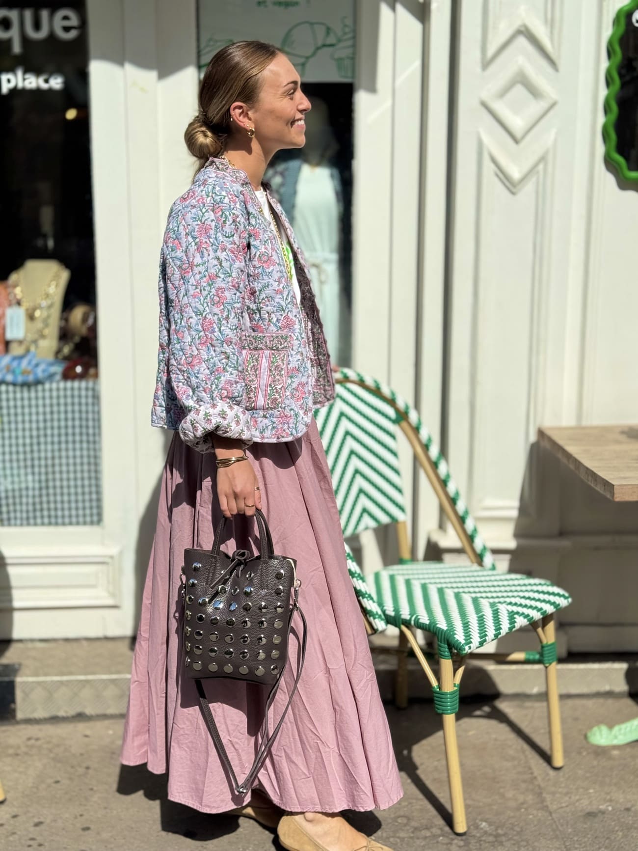 Sac seau marron porté par une femme debout