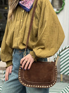 sac en daim marron clouté