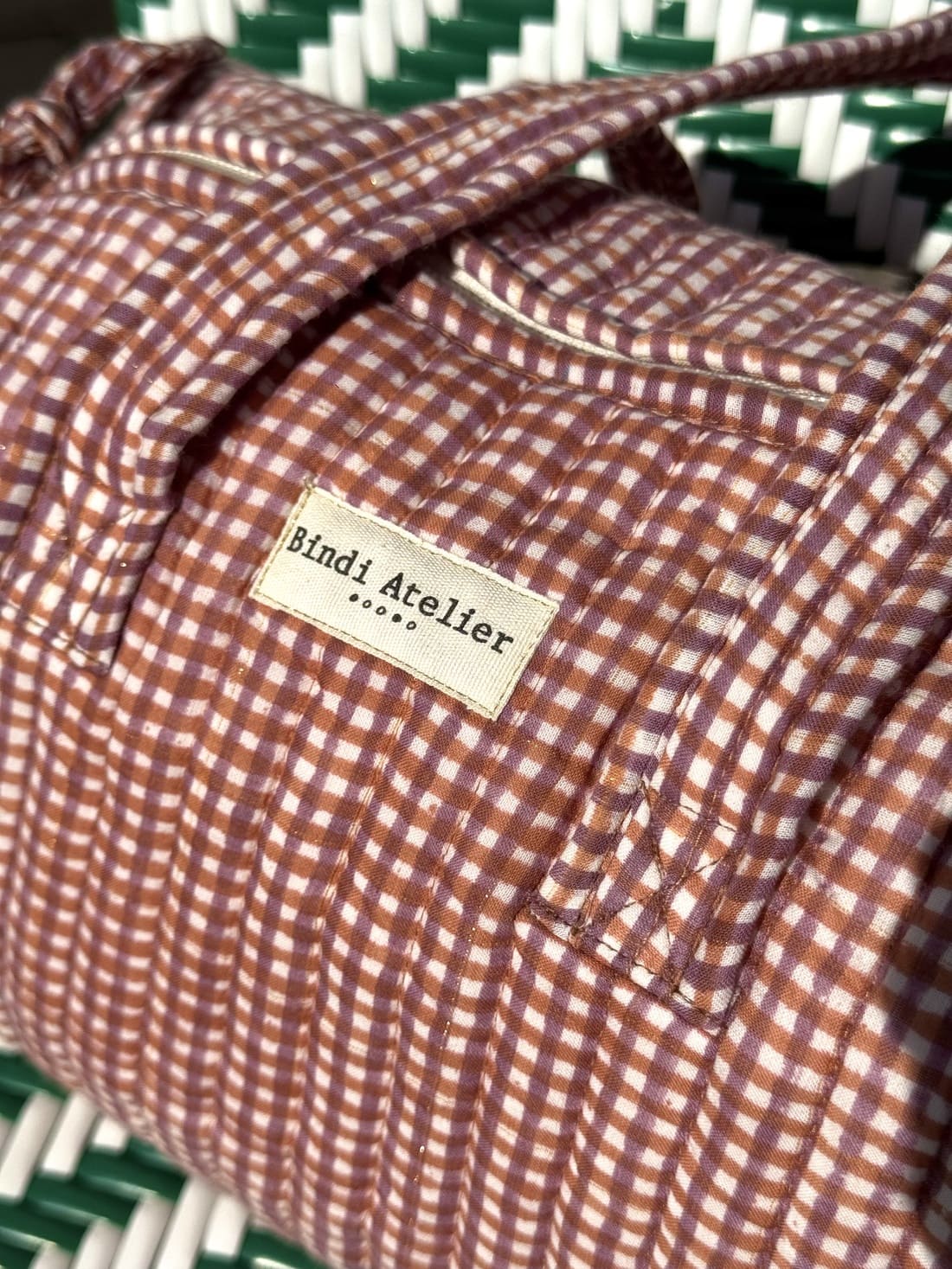 Gros plan sur le motif vichy du sac matelassé