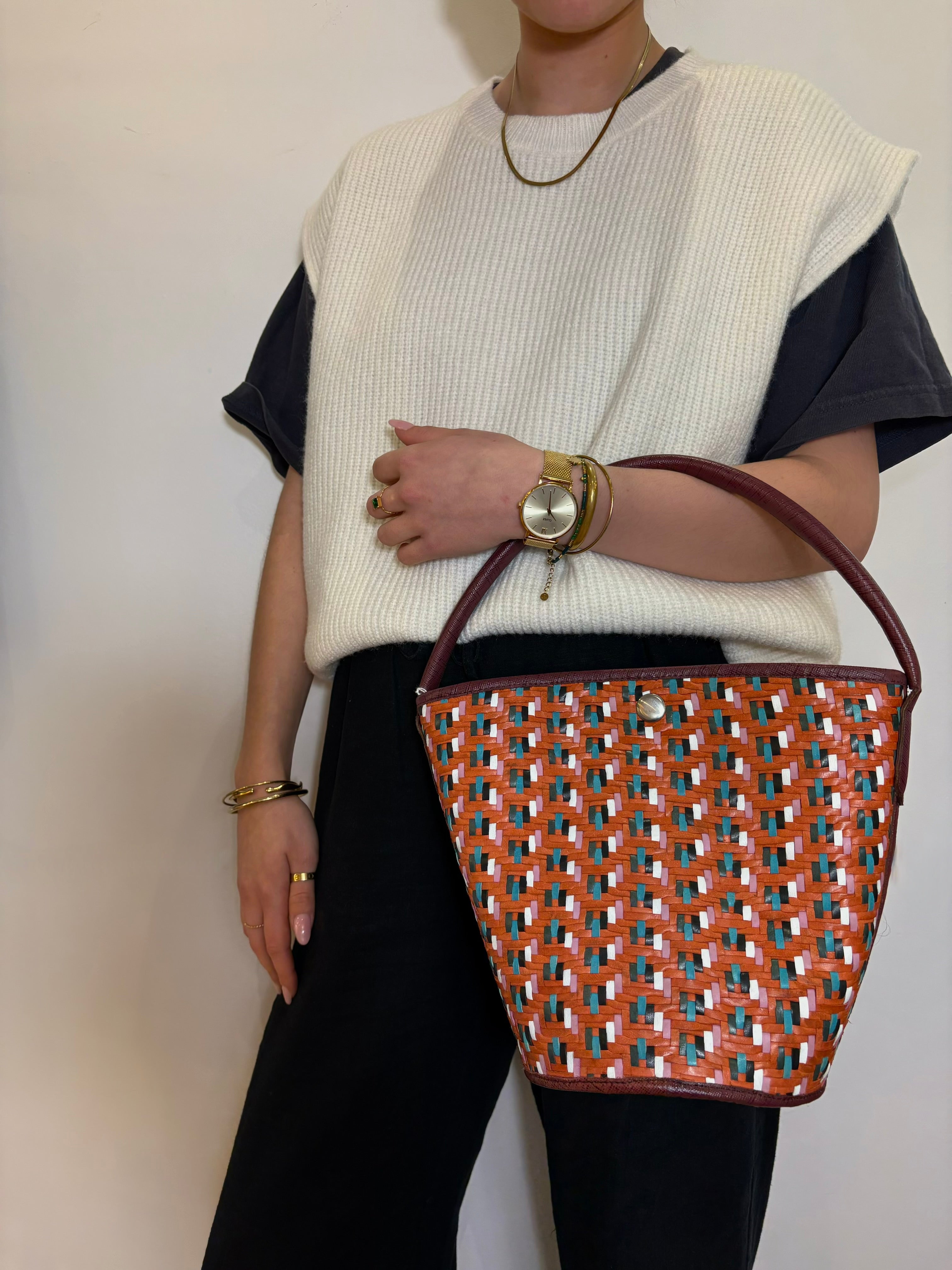 Sac panier en cuir tressé brun, vert, blanc et rose