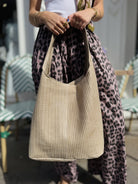 Gros plan sac seau beige oversize