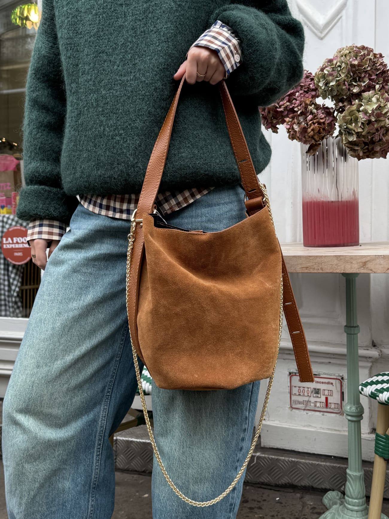 Sac seau en daim camel porté main