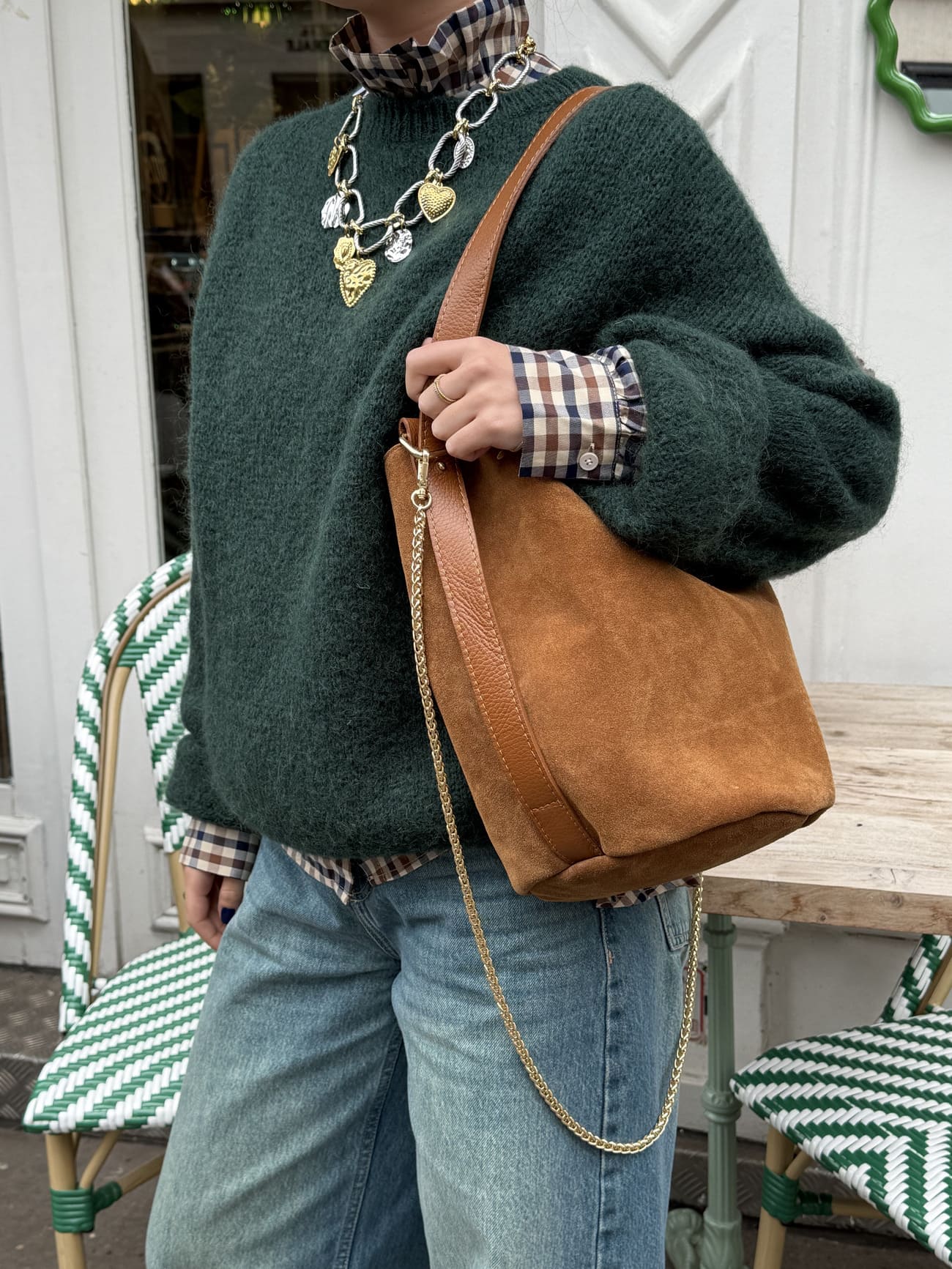 Sac seau en daim camel porté épaule