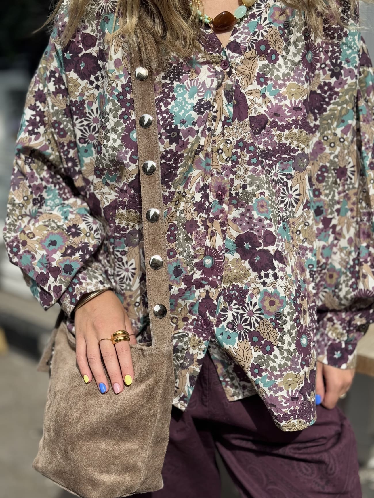 Zoom sur le sac seau en daim taupe