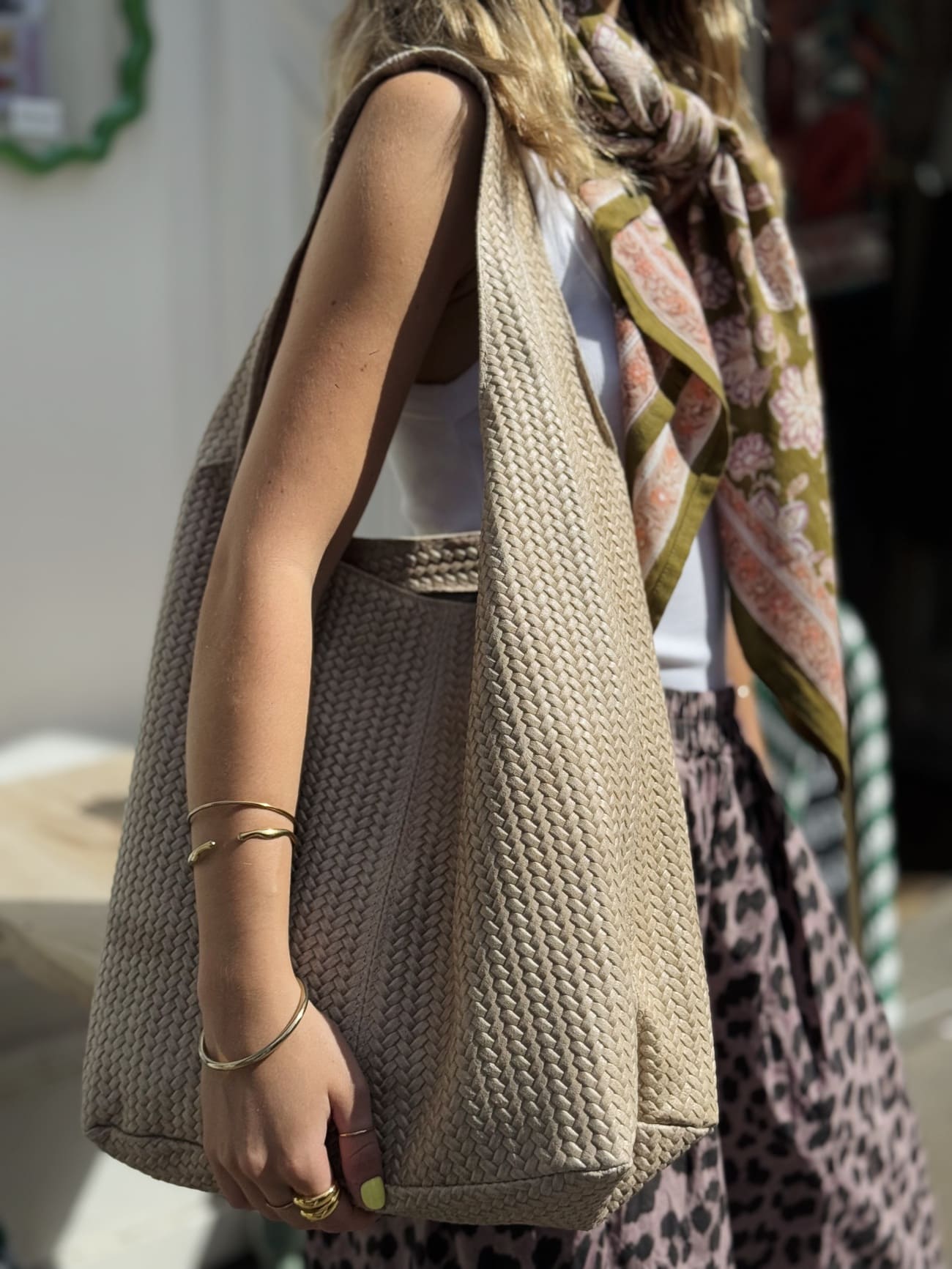 Femme portant le sac seau oversize