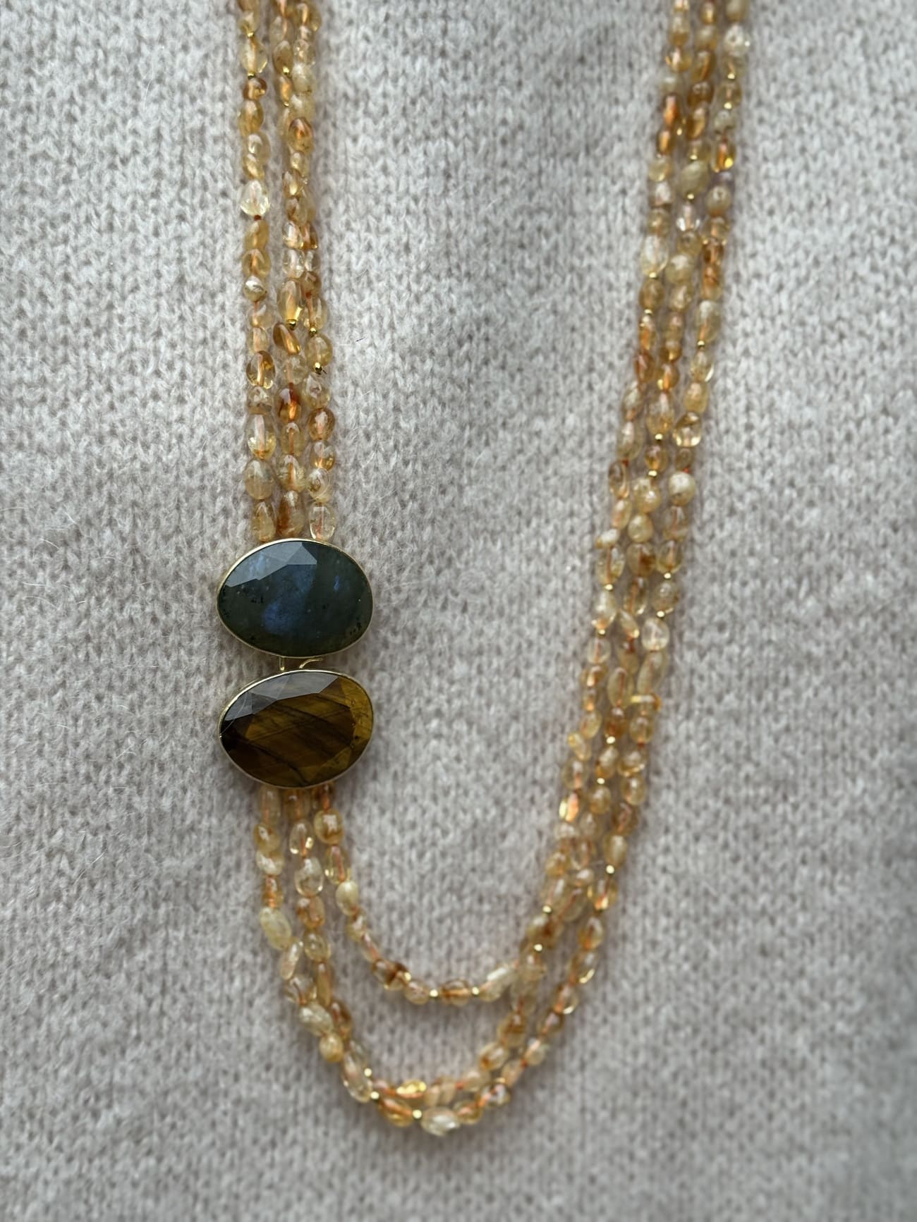 Détail du sautoir en pierre naturelle jaune