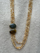 Détail du sautoir en pierre naturelle jaune