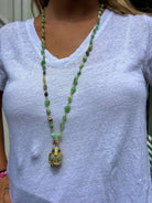 Femme portant le sautoir talisman vert 