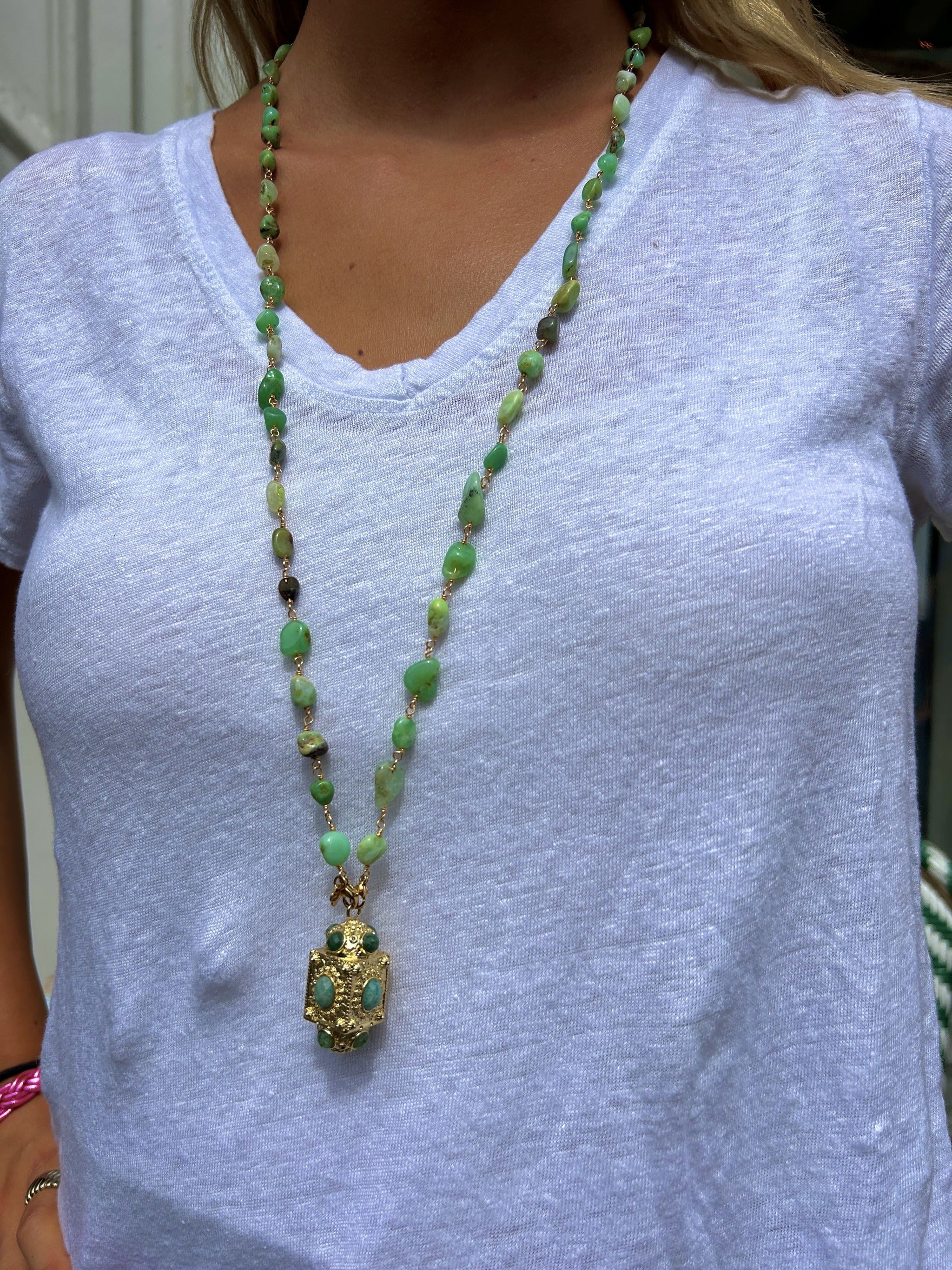 Femme portant le sautoir talisman vert 