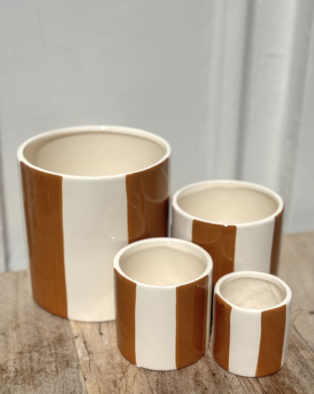 Série de 4 pots en céramique à rayures marron – vue d’ensemble