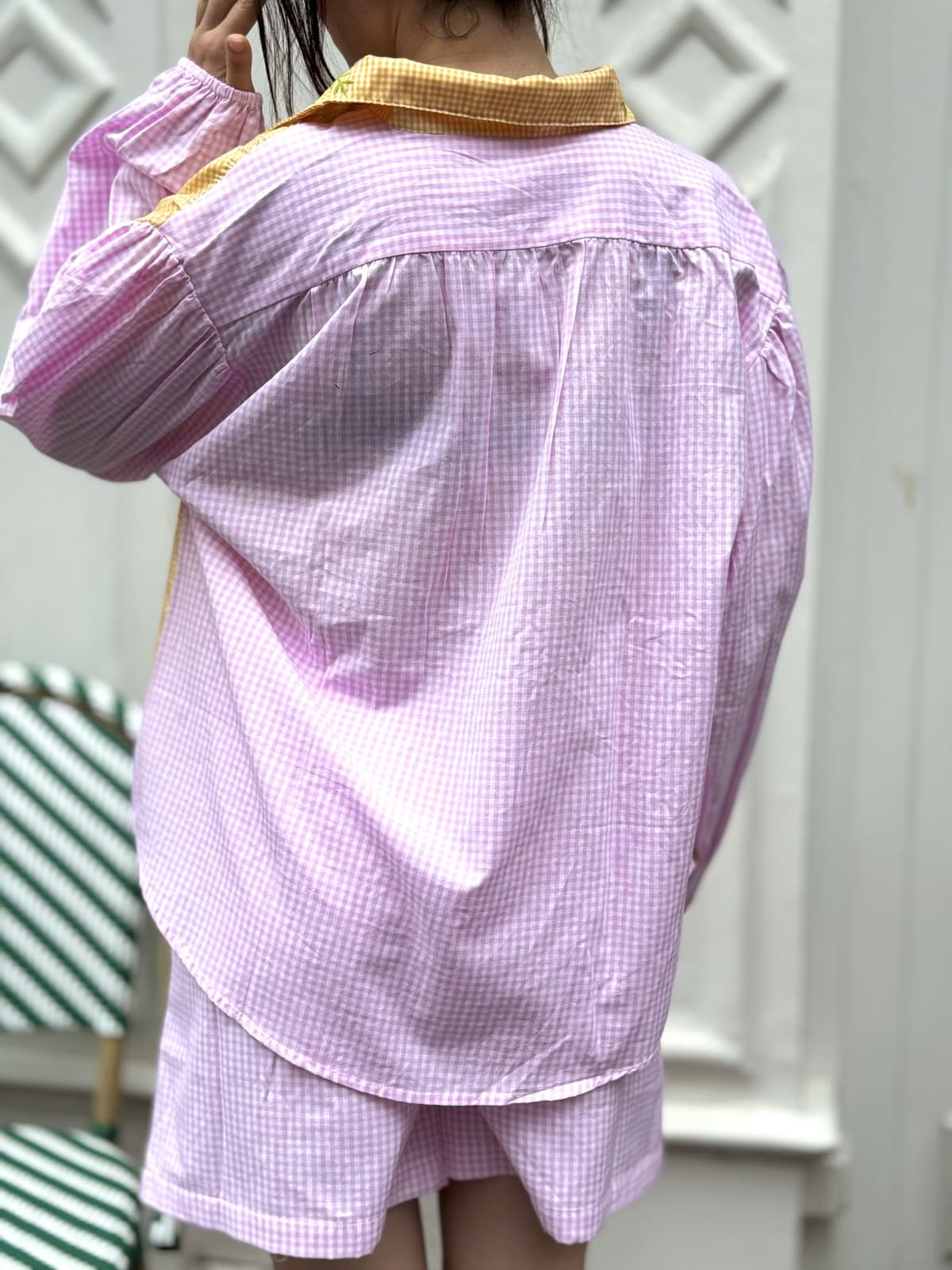 Vue de dos du short vichy jaune
