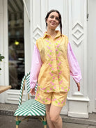 Short vichy rose et jaune pour femme, coupe ample et broderies, vue de face
