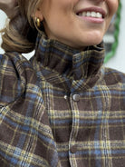 Détail du col victorien de la surchemise pour femme
