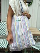 Tote bag personnalise à rayures multicouleurs.