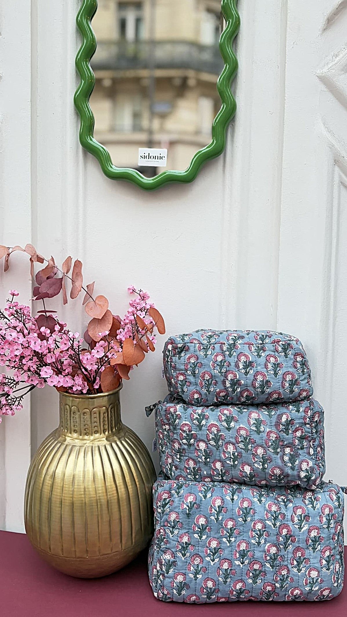 Les trois formats de la trousse en coton matelasse bleu vus de face