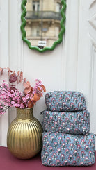 Les trois formats de la trousse en coton matelasse bleu vus de face