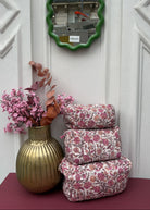 Vue de face des trois formats des trousses en coton matelasse rose clair