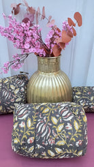 Détail du motif à fleurs de la trousse en coton matelasse chocolat