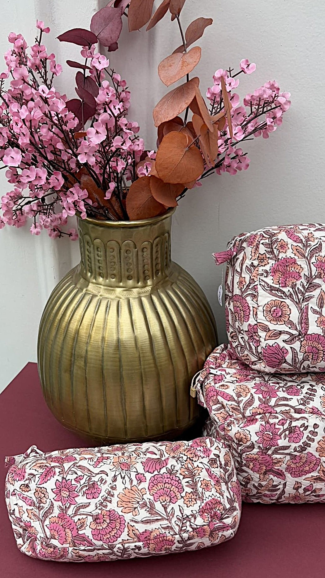 Vue de profil des trousses en coton matelasse roses clairs.