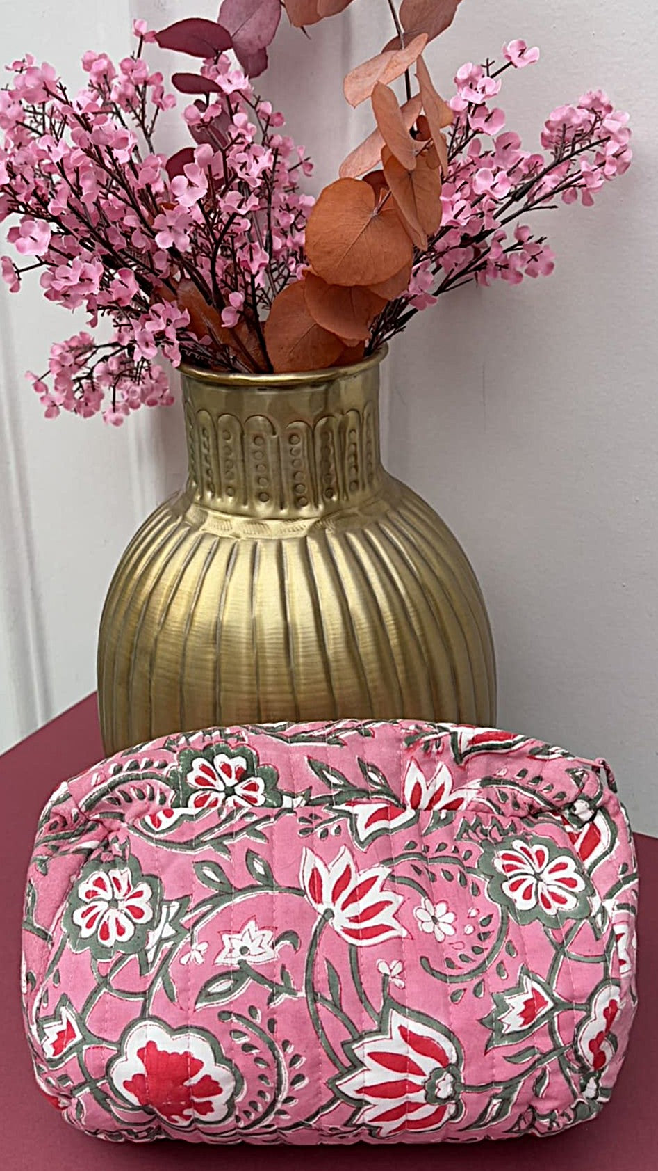 Détail du motif fleuri de la trousse en coton matelasse rose indien
