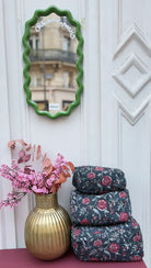 Les trois formats des trousses en coton matelasse vert vus de face