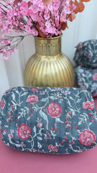 Détail du motif fleuri de la trousse en coton matelasse verte