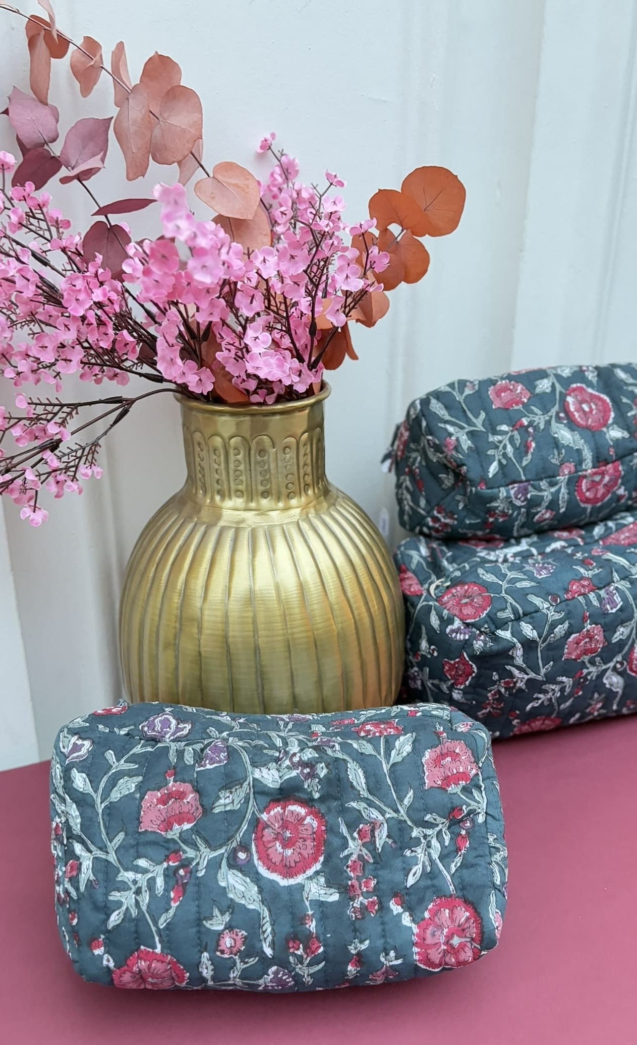 Trousse en coton matelasse vert profond et rose fuchsia vue de profil