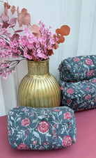 Trousse en coton matelasse vert profond et rose fuchsia vue de profil