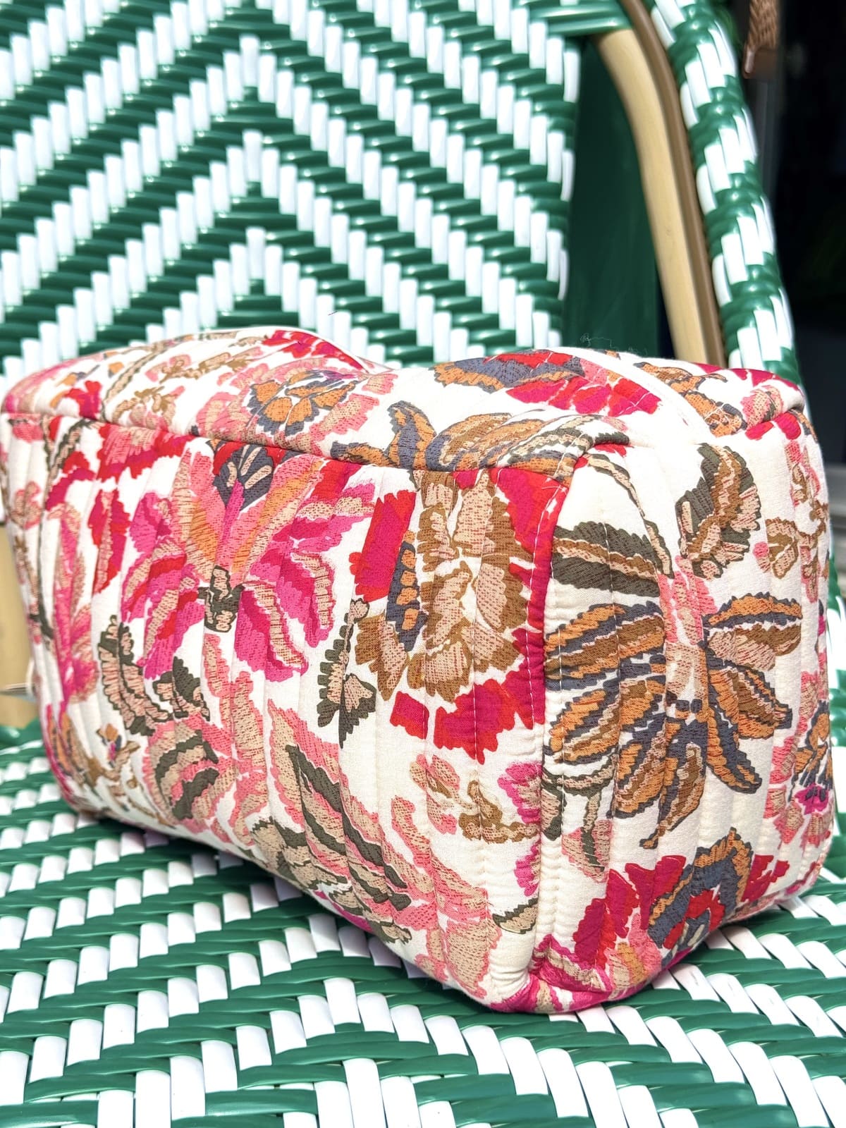 Trousse matelassée imprimé fleurs rouges