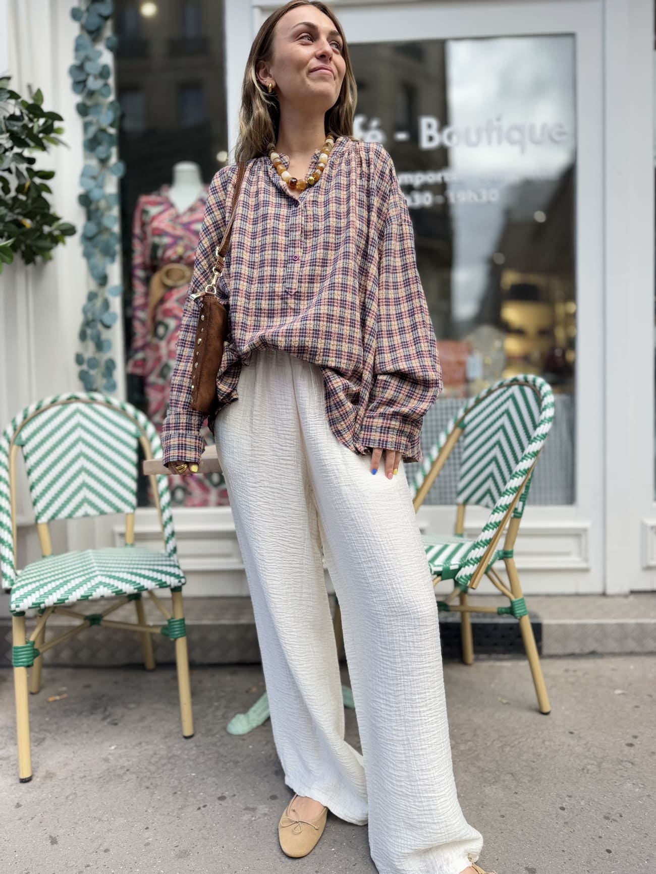 Femme debout portant une tunique oversize à l'imprimé rouge et bleu