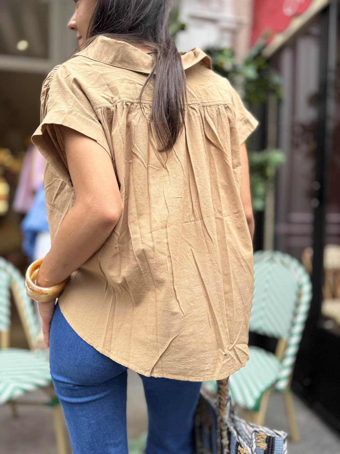 Zoom sur tissu tunique marron sans manche – matière légère et naturelle