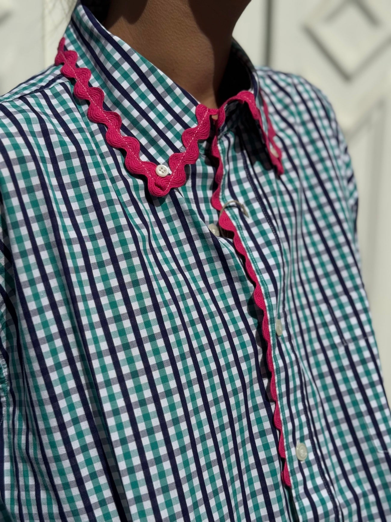 Détail du croquet rose sur la chemise upcyclée verte et bleue