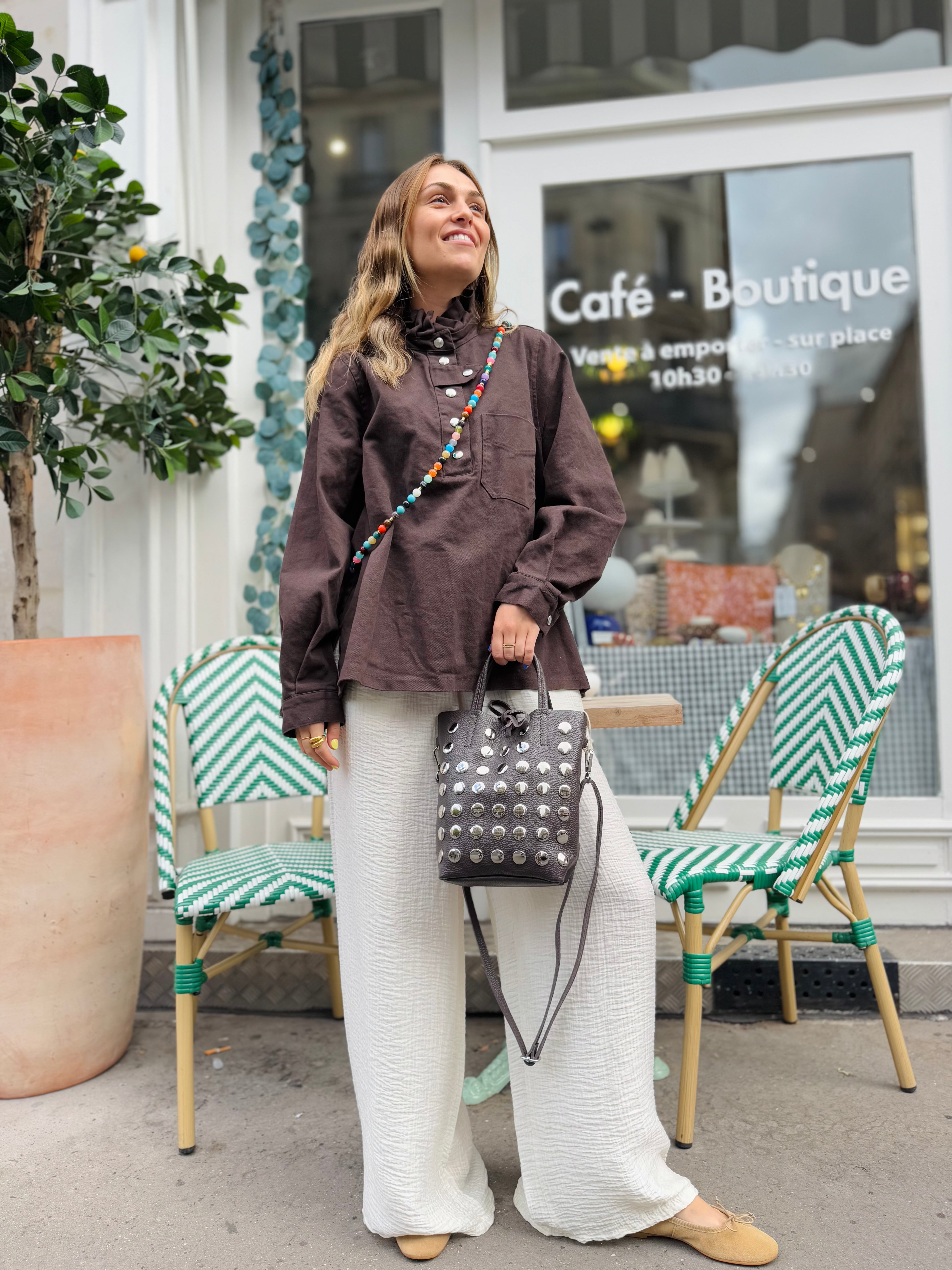 Femme portant la vareuse en jean chocolat sur un pantalon écru