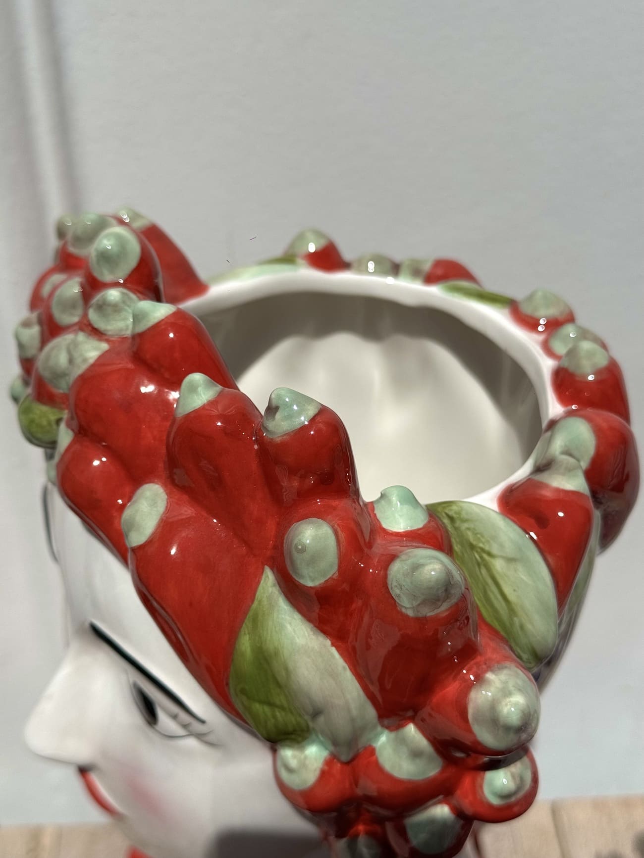 Vue de dessus du vase Chili Lady – buste en céramique