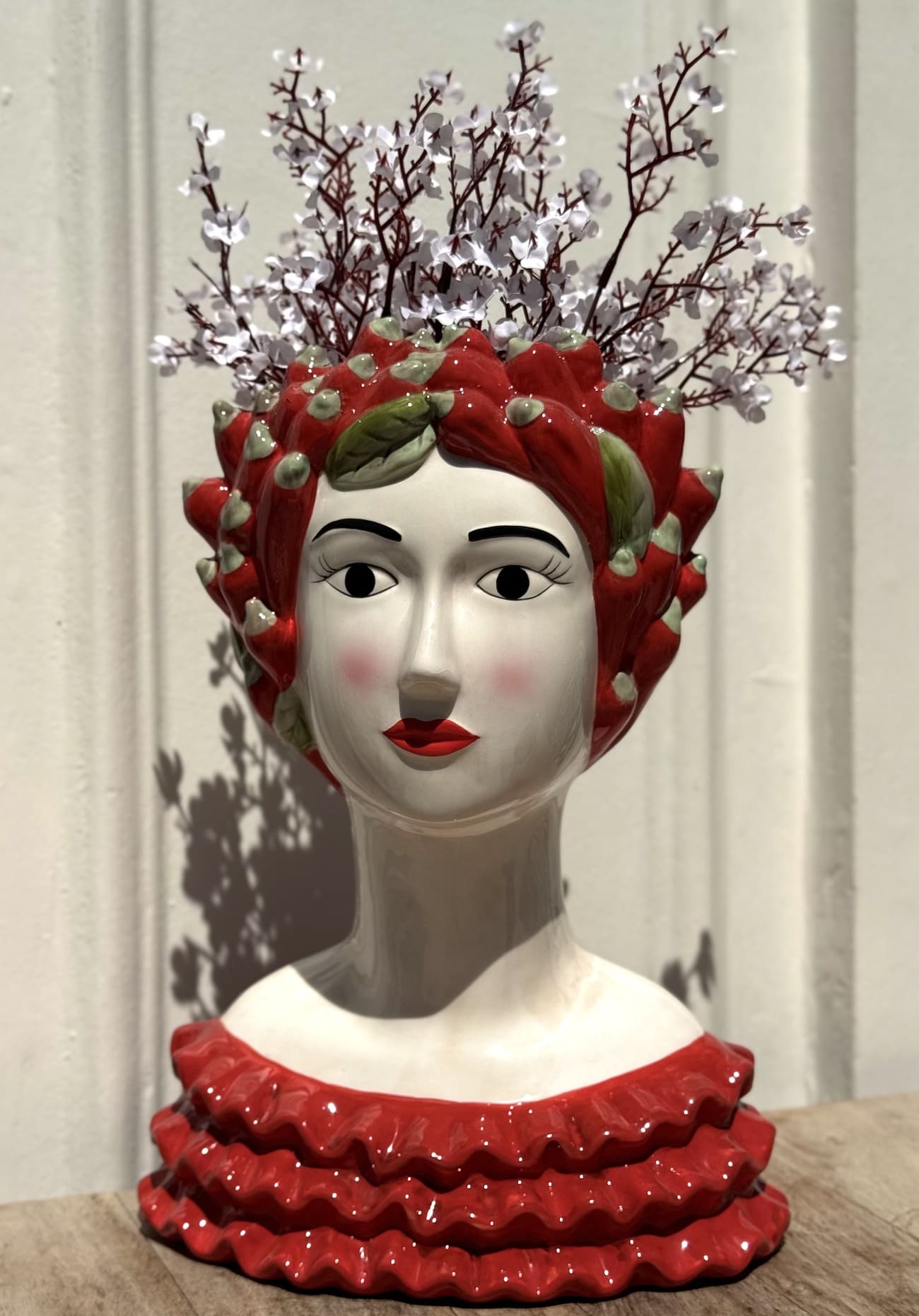 Vase Chili Lady en céramique – buste décoratif avec piments rouges
