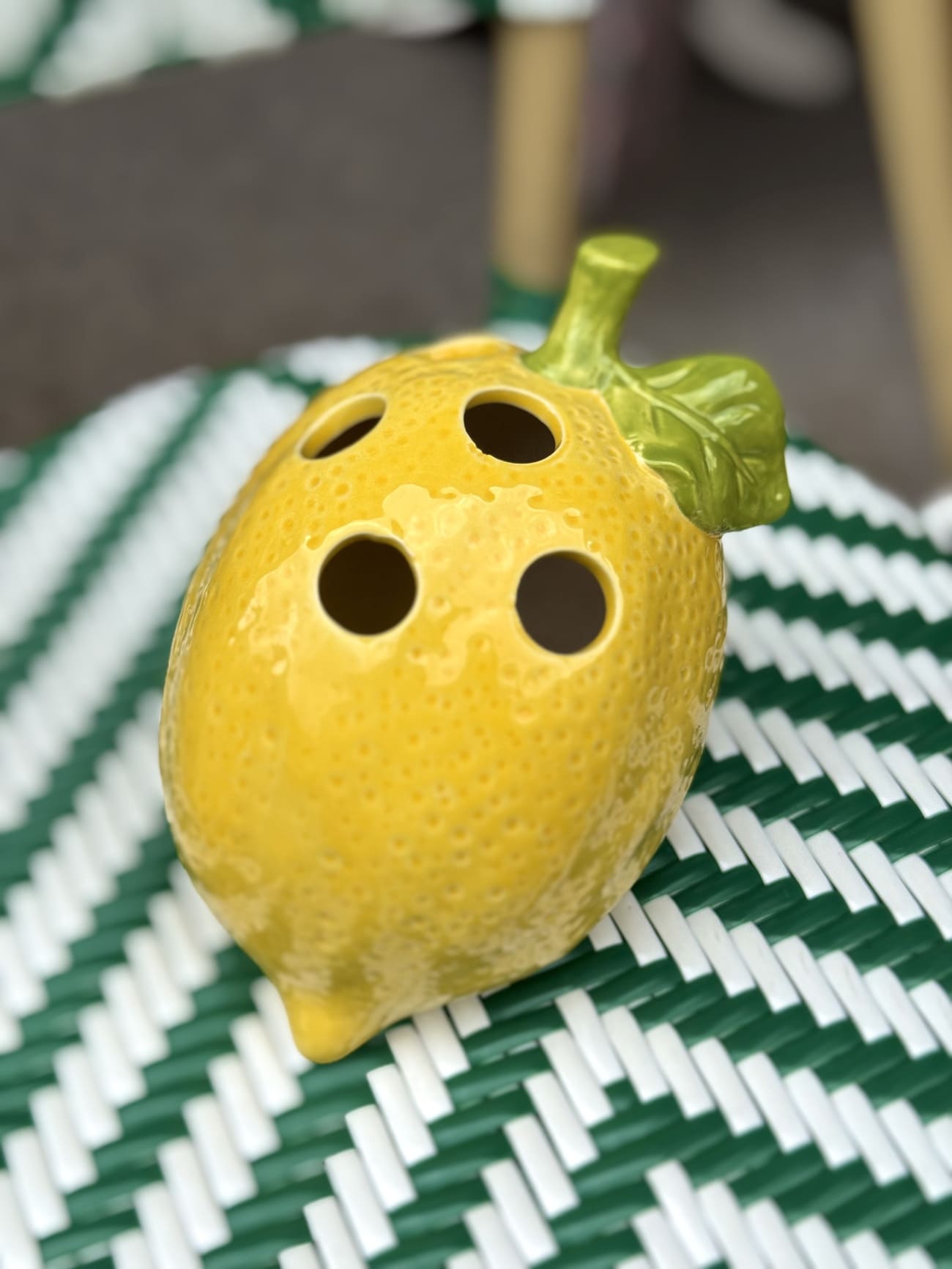 Détail des multiples ouvertures du vase citron jaune multitrous