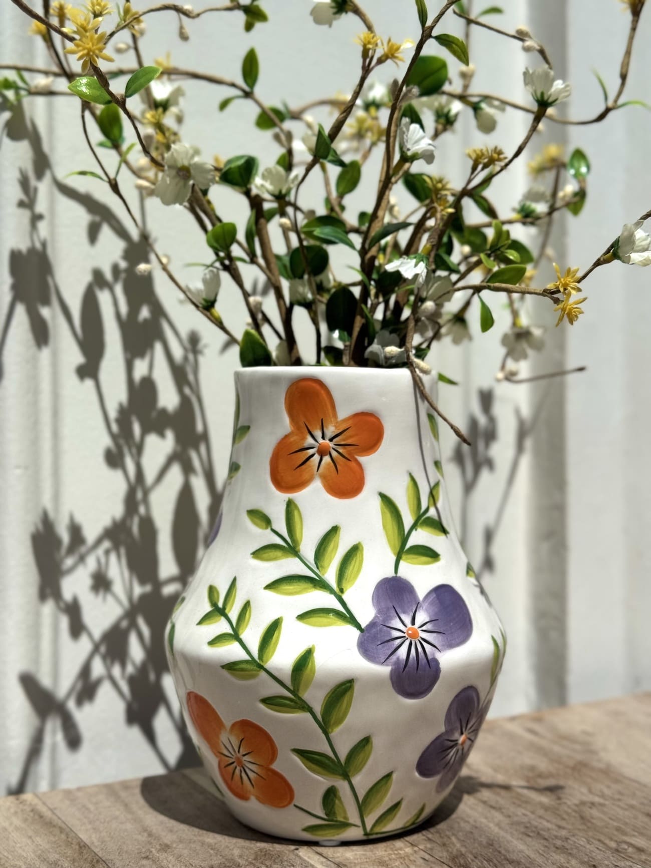 Vase décoratif mauve avec fleurs – Opjet