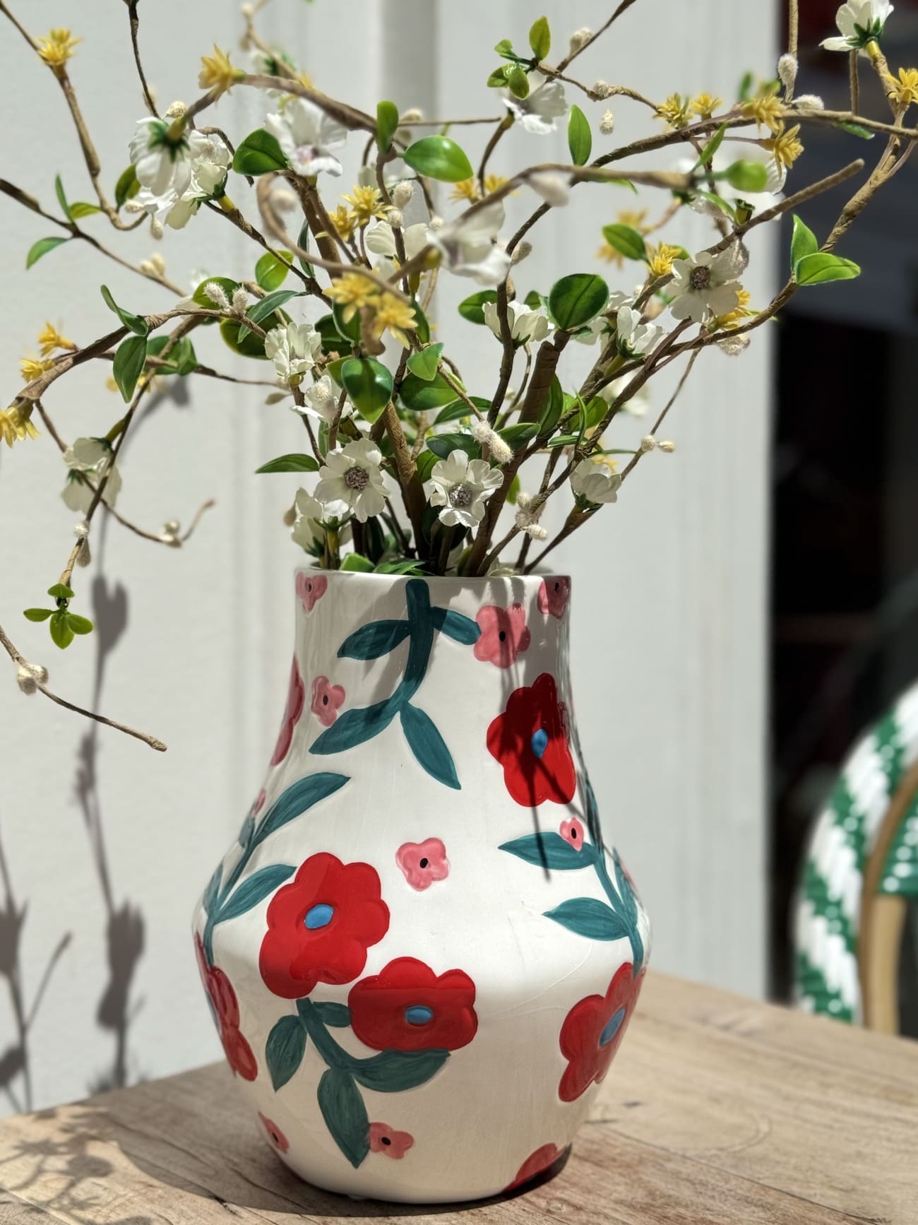 Vase décoratif fleurs rouges 