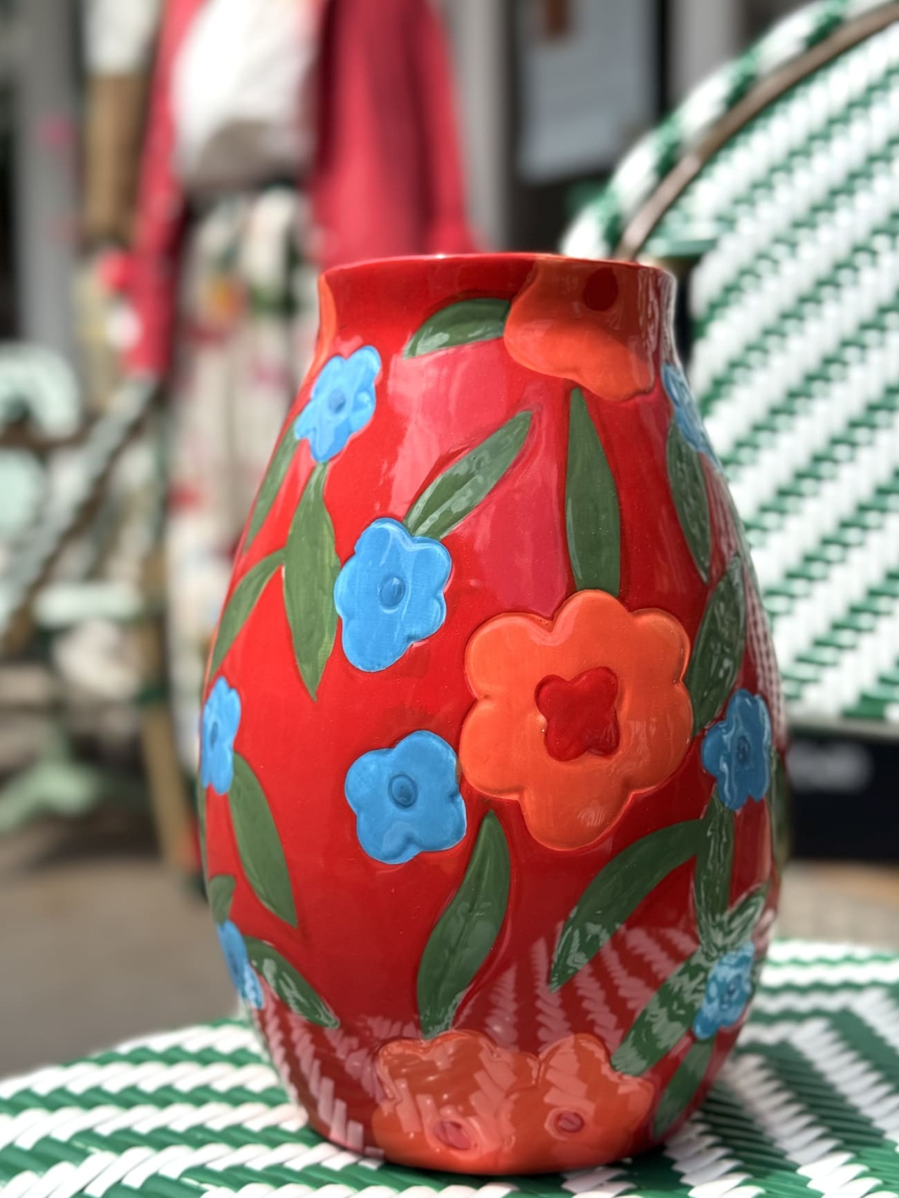 Vase rouge en dolomite Flores – vue de face avec fleurs peintes
