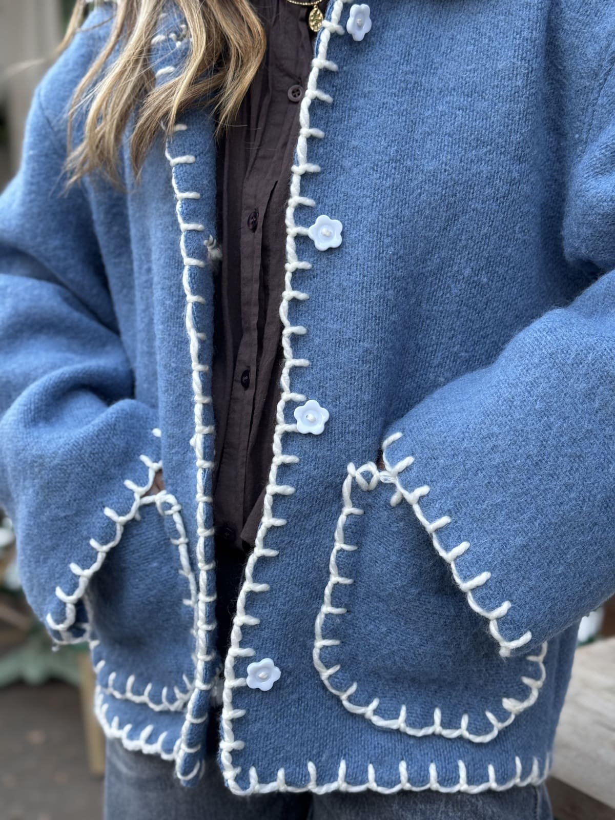 veste en laine bleue upcyclée de face
