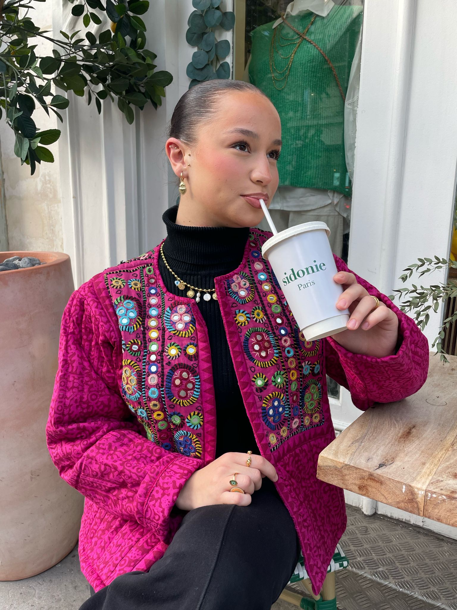Femme portant une veste brodée bohème, coupe courte et structurée