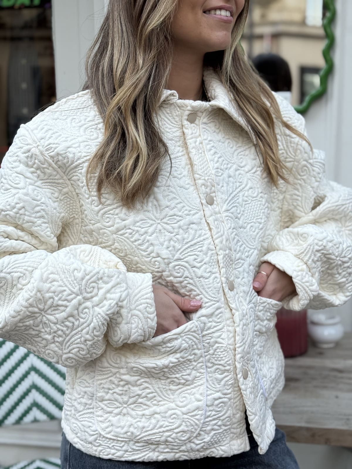 veste boutis blanche de face